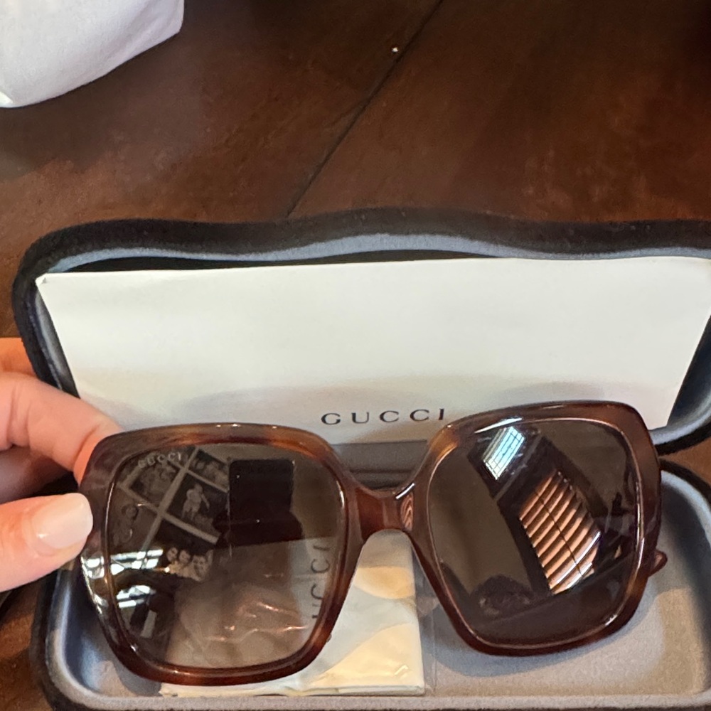 Gucci Tortoiseshell Oversized Sunglasses - Picture 7 of 7
